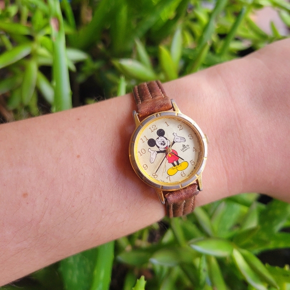 *RARE* Vintage Disney Lorus Mickey Mouse Genuine Leather Quartz Watch - Picture 7 of 12